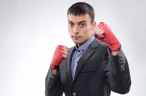 Uomo d'affari in bende da boxe pronto per la battaglia — Foto Stock