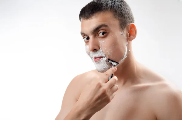 Joven afeitándose con una navaja — Foto de Stock