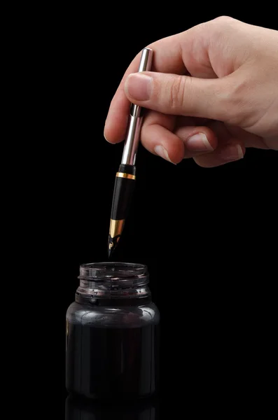 Filling fountain pen in ink — Stock Photo, Image