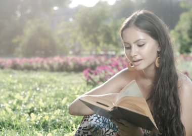 genç esmer parkta bir kitap okuma