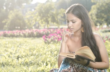 genç esmer parkta bir kitap okuma