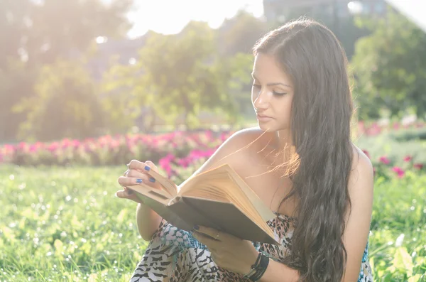 genç esmer parkta bir kitap okuma