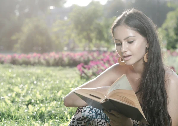 genç esmer parkta bir kitap okuma