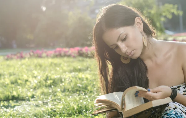 genç esmer parkta bir kitap okuma