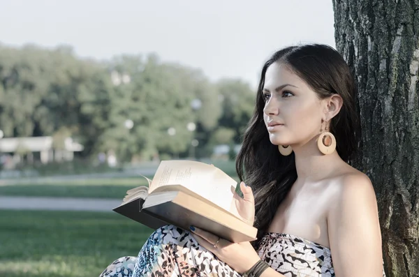 genç esmer parkta bir kitap okuma