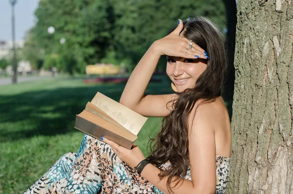 genç esmer parkta bir kitap okuma