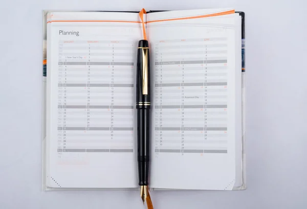 Abra notebook e caneta-tinteiro — Fotografia de Stock