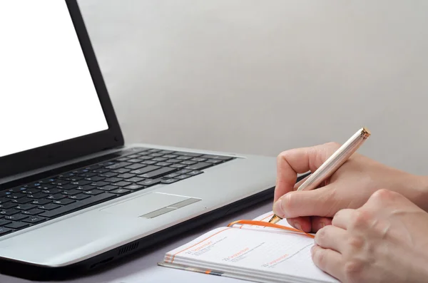 Mano femenina escribir información de un portátil portátil portátil — Foto de Stock