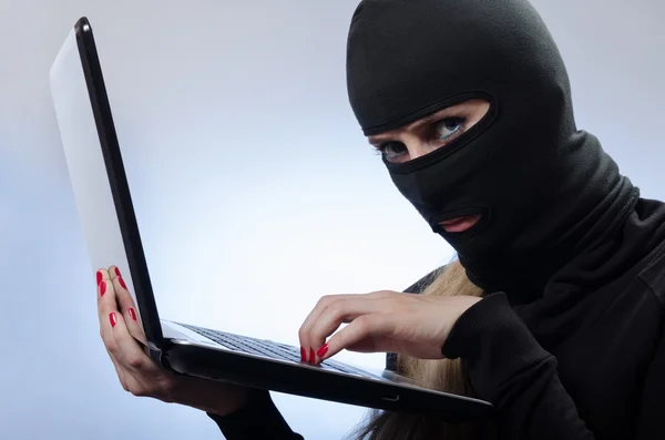 Mladou ženu hacker — Stock fotografie