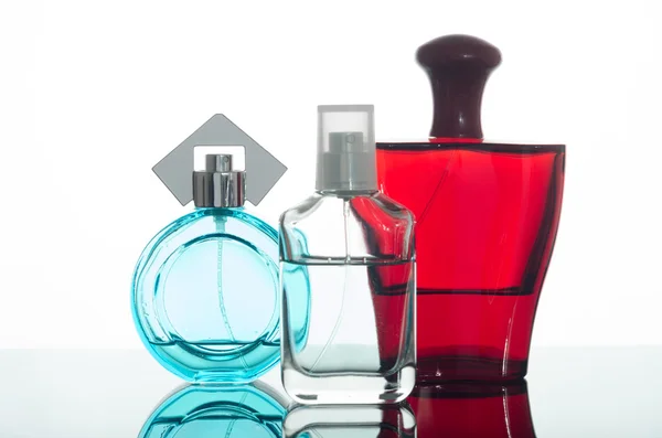 Frasco de perfume sobre un fondo blanco —  Fotos de Stock