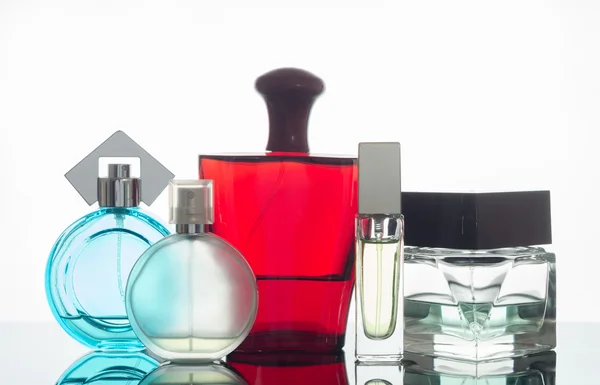 Frasco de perfume sobre un fondo blanco —  Fotos de Stock