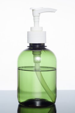 yeşil şişe sıvı ile