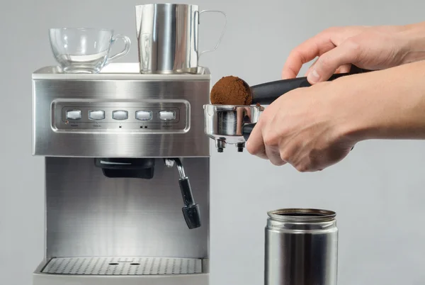 Espresso in der Kaffeemaschine — Stockfoto