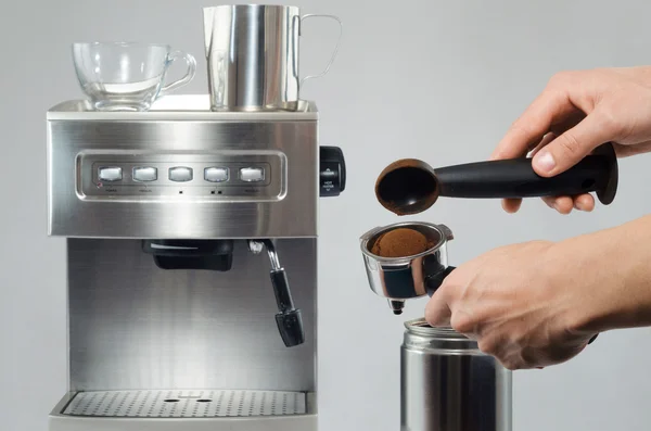 Espresso in der Kaffeemaschine — Stockfoto