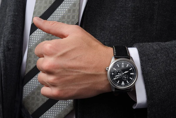 Élégant montre-bracelet sur son homme d'affaires main — Photo