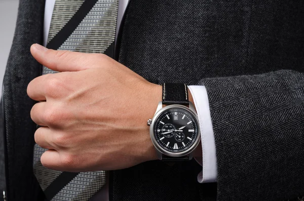 Stylische Armbanduhr an seiner Hand — Stockfoto