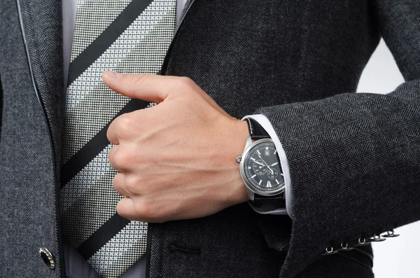 Elegante reloj de pulsera en su mano hombre de negocios — Foto de Stock