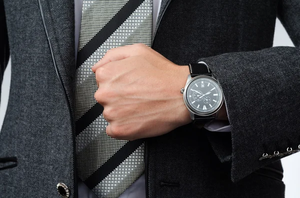 Elegante orologio da polso sulla sua mano uomo d'affari — Foto Stock