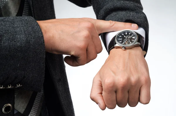 Hombre de negocios viendo el tiempo en sus relojes de pulsera — Foto de Stock