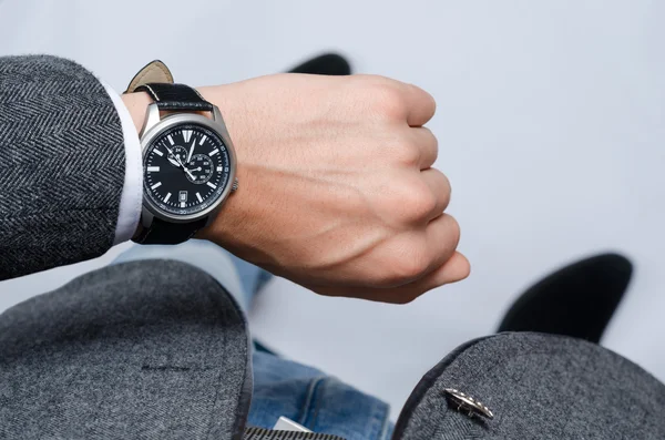 Elegante orologio da polso sulla sua mano uomo d'affari — Foto Stock