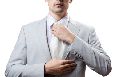 adam bir smokin kravat sıkılaştırır