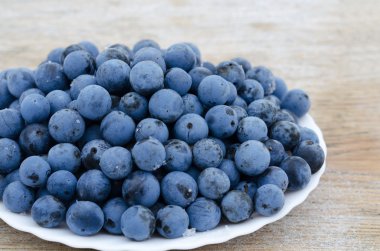 ahşap bir masa tabağa karaçalı