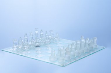 şeffaf satranç tahtası üzerinde cam satranç