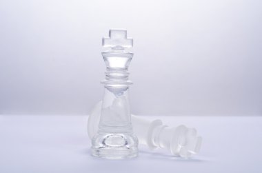 şeffaf satranç tahtası üzerinde cam satranç