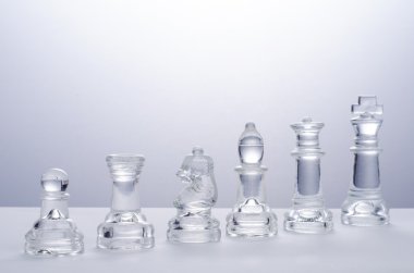 şeffaf satranç tahtası üzerinde cam satranç