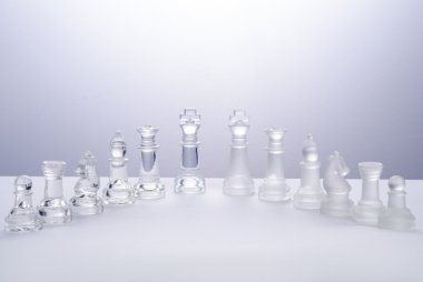 şeffaf satranç tahtası üzerinde cam satranç