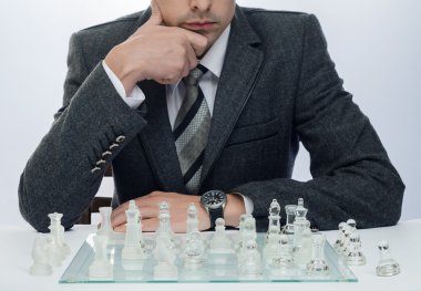 hafif bir arka plan üzerinde satranç işadamı