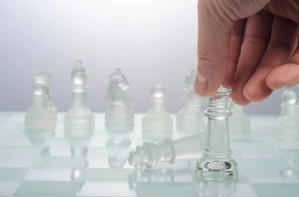 Jeu d'échecs en verre sur fond clair — Photo