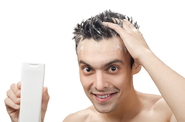 Joven con un lavado de su pelo — Foto de Stock