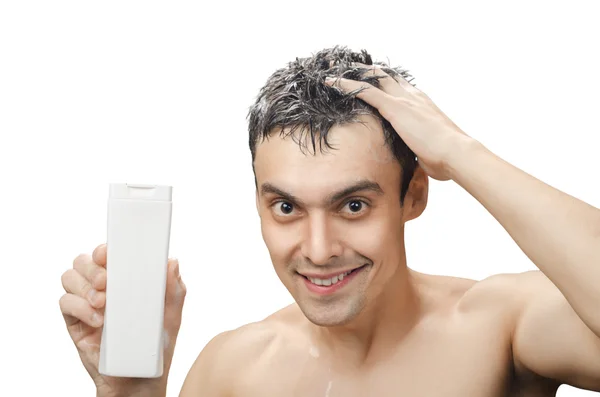 Jovem com uma lavagem de seu cabelo — Fotografia de Stock