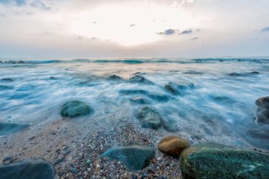 Sahil Gündoğumu, yavaş deklanşör sürat modu ile kamerada su pürüzsüz etkisi için