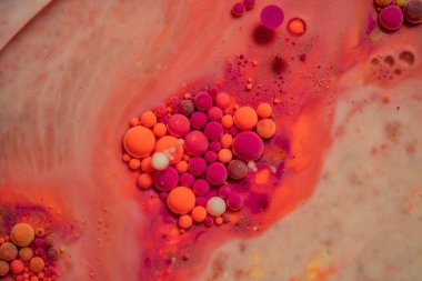 Akrilik boya ve yağ karışımından parlak ve renkli arkaplan, duvar sanatı için makro baloncuk fotoğrafçılığı. Akrilik boya ve yağ karışımı kabarcık renkli fıkra oluşturur.