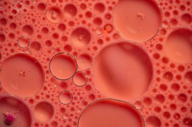 Akrilik boya ve yağ karışımından parlak ve renkli arkaplan, duvar sanatı için makro baloncuk fotoğrafçılığı. Akrilik boya ve yağ karışımı kabarcık renkli fıkra oluşturur.