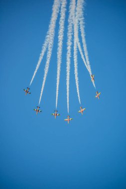 BAE, Dubai - 11 Aralık 2015: Uçak gösterisi. Aerobatik takım hava gösterisinde uçuyor.