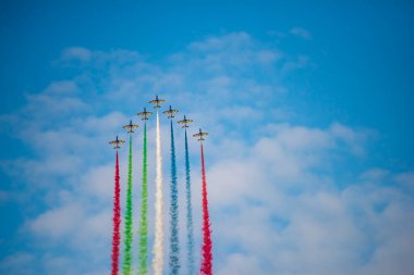 BAE, Dubai - 11 Aralık 2015: Uçak gösterisi. Aerobatik takım hava gösterisinde uçuyor.