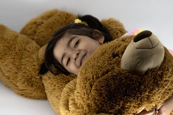 Anak Kecil India Asia Bermain Dengan Boneka Beruang Coklat Besar — Stok Foto