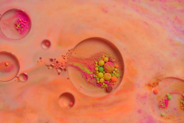 Akrilik boya ve yağ karışımından parlak ve renkli arkaplan, duvar sanatı için makro baloncuk fotoğrafçılığı. Akrilik boya ve yağ karışımı makro balon oluşturuyor. Fotoğrafı kapat.