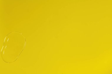 Mavi renkli suyla mavi gıda rengini karıştıran bir balonun soyut Makro Fotoğrafı. Boş boşluklu makro balon fotoğrafçılığı