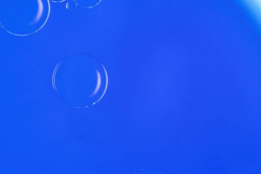 Mavi renkli suyla mavi gıda rengini karıştıran bir balonun soyut Makro Fotoğrafı. Makro balon fotoğrafçılığı.