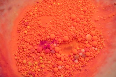 Akrilik boya ve yağ karışımından parlak ve renkli arkaplan, duvar sanatı için makro baloncuk fotoğrafçılığı. Akrilik boya ve yağ karışımı kabarcık renkli fıkra oluşturur.