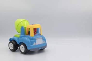 Çimento karıştırma oyuncağı mavi, sarı ve yeşil renkli. Çocuklar izole edilmiş beyaz arkaplan ile inşaat oyuncağı oynuyorlar