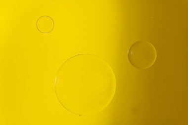 Mavi renkli suyla mavi gıda rengini karıştıran bir balonun soyut Makro Fotoğrafı. Boş boşluklu makro balon fotoğrafçılığı