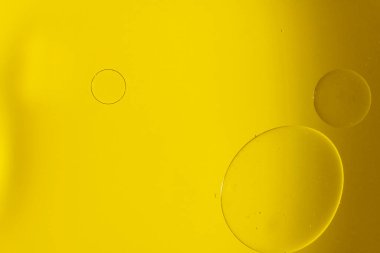 Mavi renkli suyla mavi gıda rengini karıştıran bir balonun soyut Makro Fotoğrafı. Boş boşluklu makro balon fotoğrafçılığı