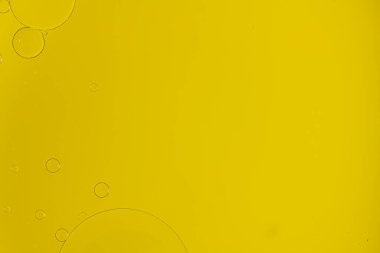 Sarı besin rengiyle karıştırılmış sarı renkli su üzerindeki bir balonun soyut Makro Fotoğrafı. Boş alanı olan makro balon fotoğrafçılığı