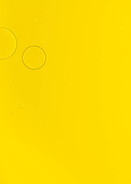 Sarı besin rengiyle karıştırılmış sarı renkli su üzerindeki bir balonun soyut Makro Fotoğrafı. Boş alanı olan makro balon fotoğrafçılığı