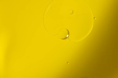 Mavi renkli suyla mavi gıda rengini karıştıran bir balonun soyut Makro Fotoğrafı. Boş boşluklu makro balon fotoğrafçılığı